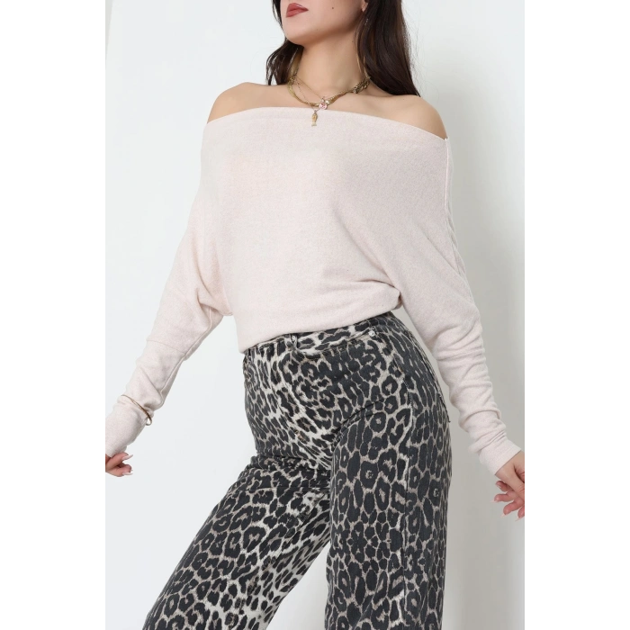 Yumoş Kumaş Kayık Yaka Omuz Düşümlü Bluz Bej - 31706.2114.
