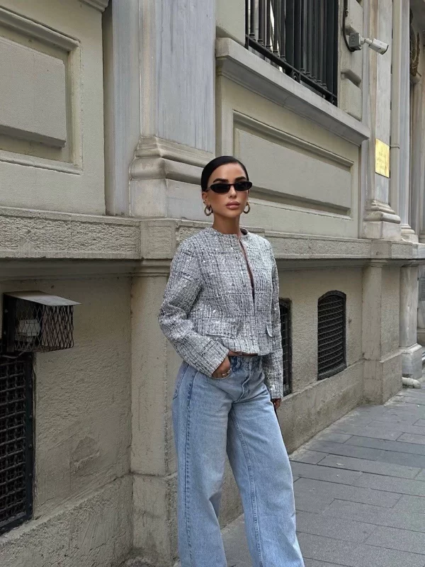 Tüvit Gümüş Gri Pullu Kısa Kadın Blazer Ceket