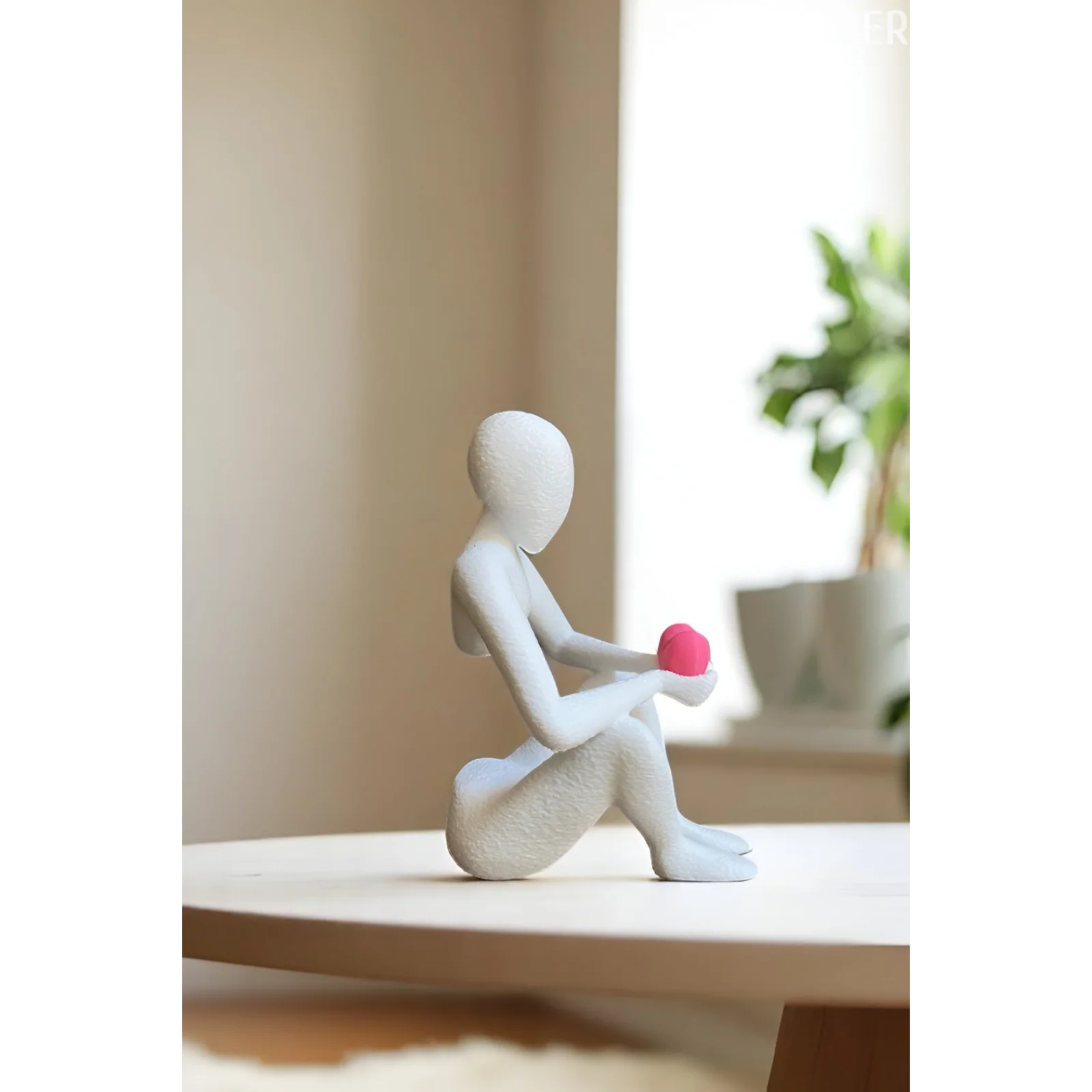 Duygusal Kalp Tutan İskandinav Tarzı Biblo Heykel Figür Dekor Dekorasyon