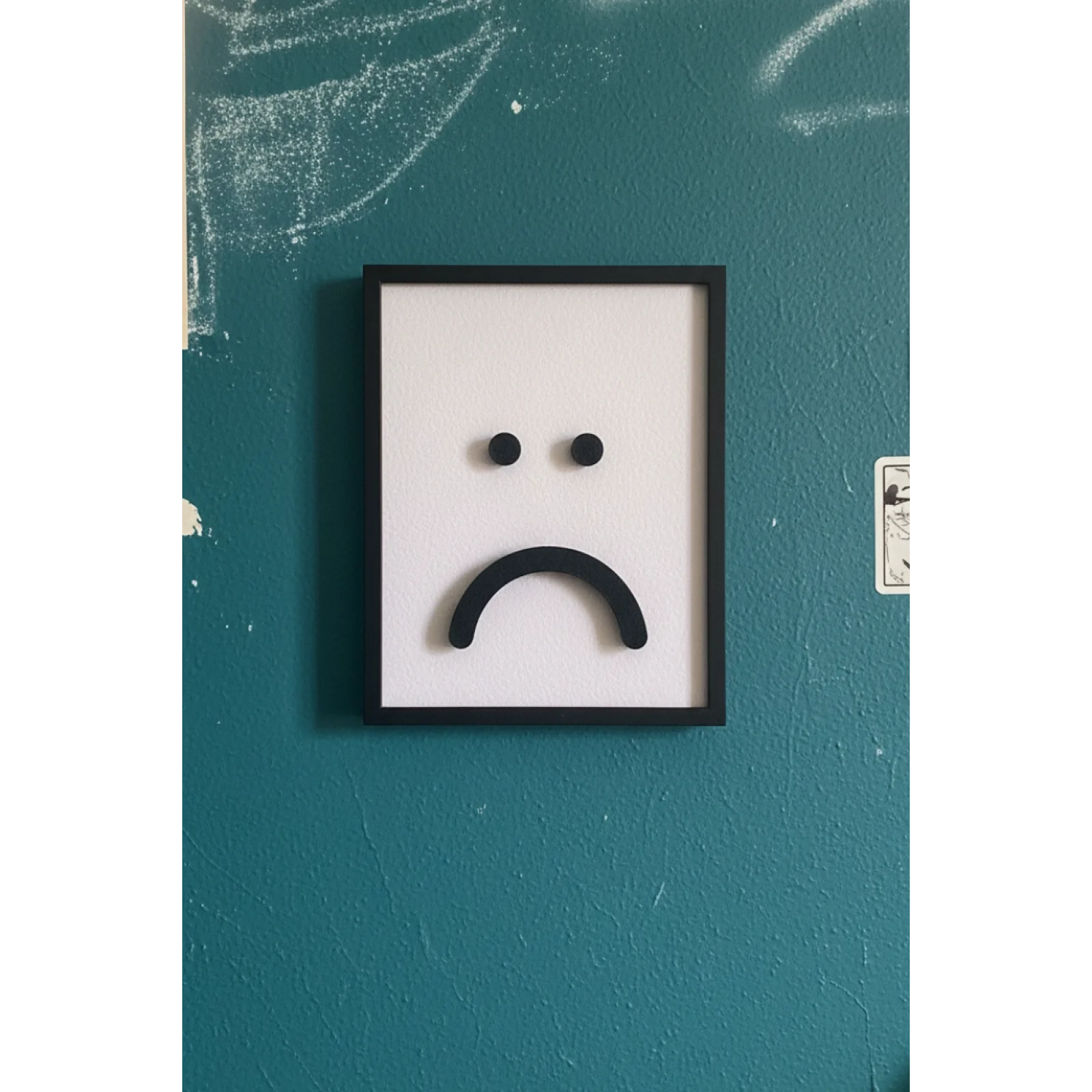 Minimal Üzgün Surat Tablo 12x15 cm | Dekoratif Duvar Süsü | Modern Emoji Tablo | Ev & Ofis Dekorasyonu