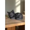 Uyuyan Sevimli Kedi Biblosu – Geometrik Tasarım, 20 cm, Dekoratif Kedi Figürü