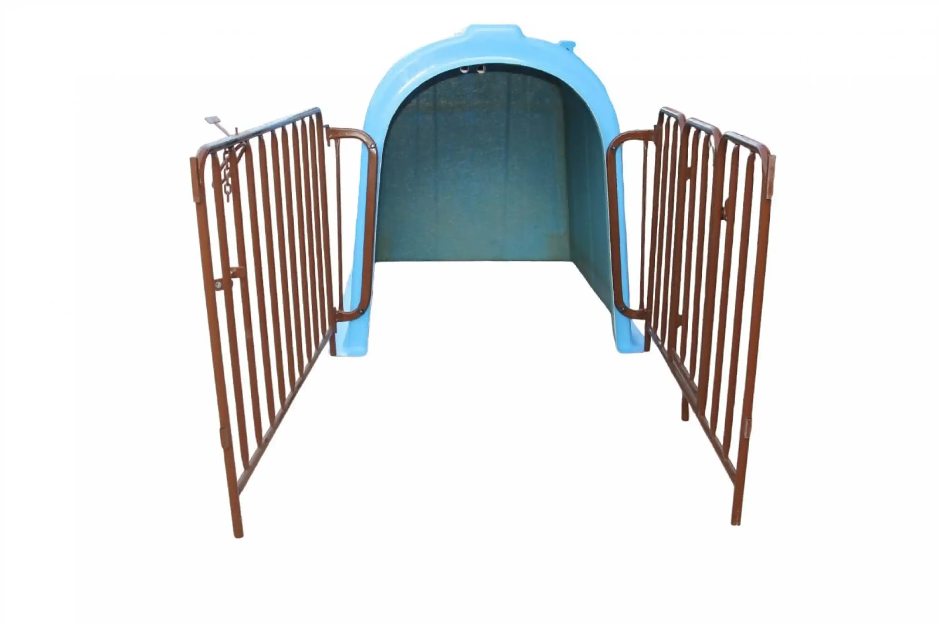 Calfimo Çitli Takım Buzağı Kulübesi – Fiberglass | 3 Yemlik + 3 Gölgelik & Yağmurluk Aparat + 1 Biberon