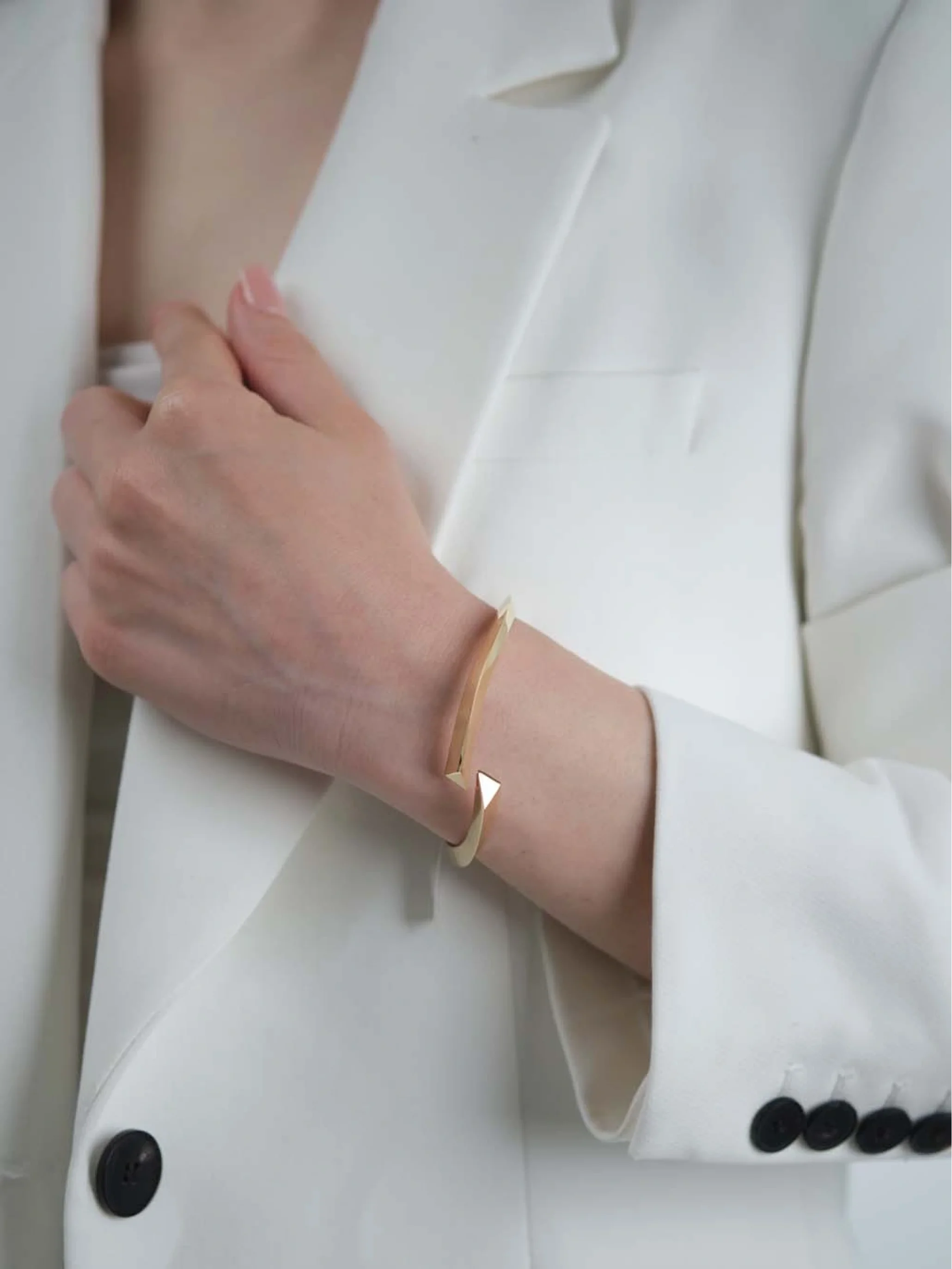 Piramit Desen Altın Kelepçe