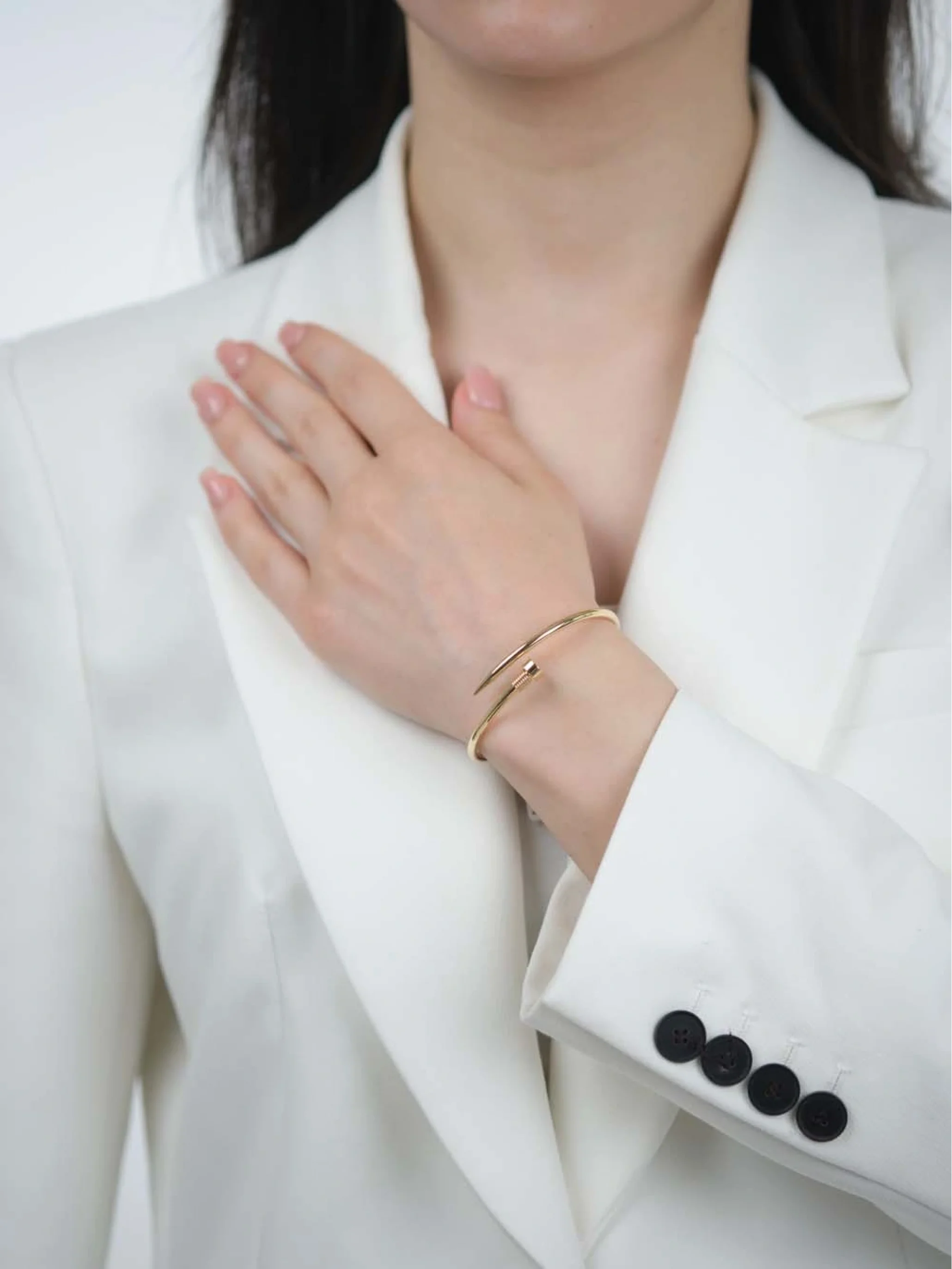 Çivili Altın Kelepçe