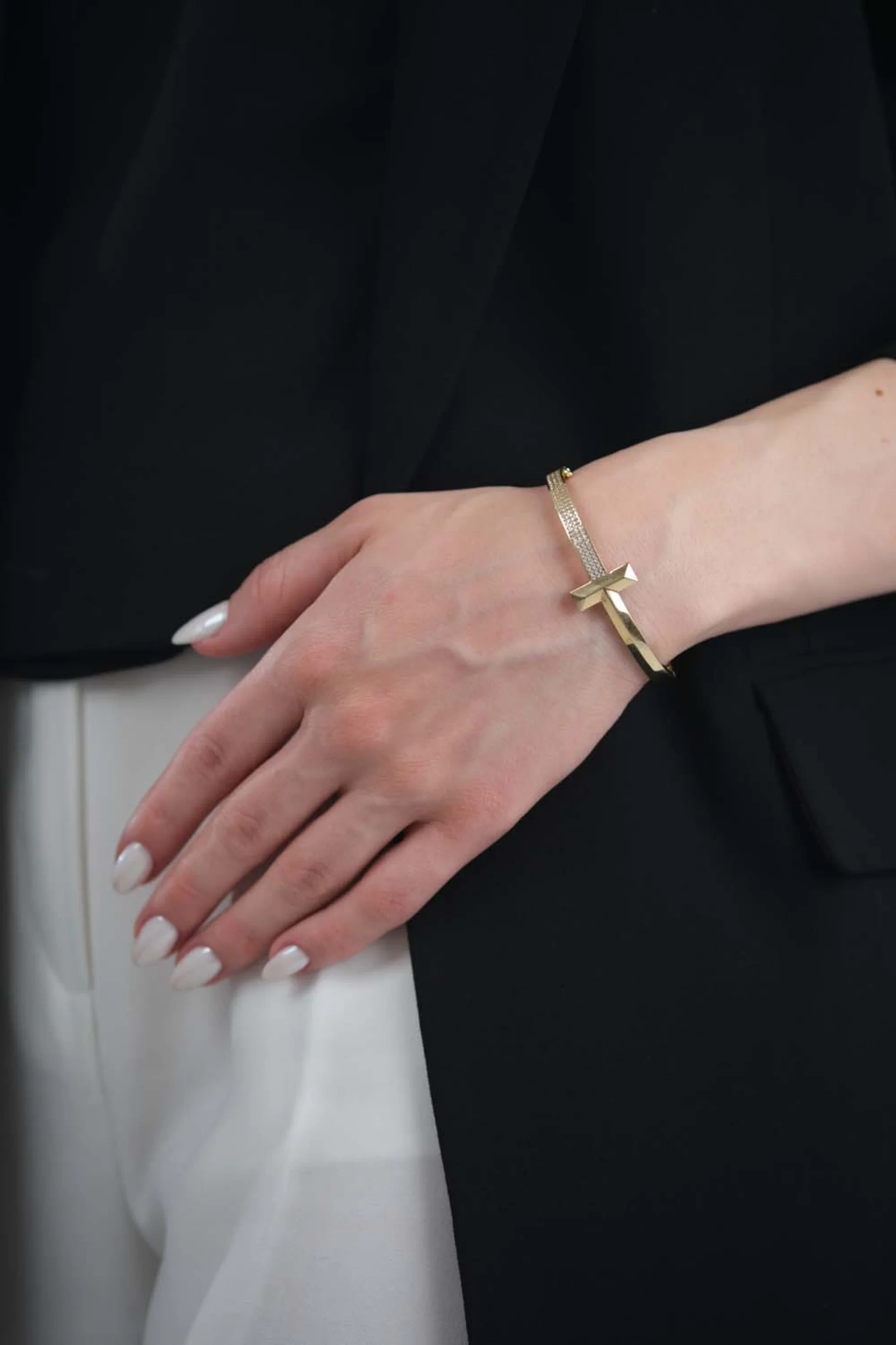 T Motif Altın Kelepçe