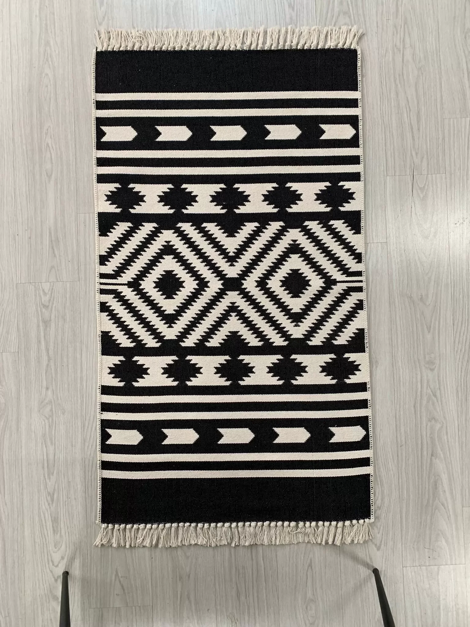 Siyah Beyaz Geometrik Desenli El Dokuması Kilimi - 85x160 cm