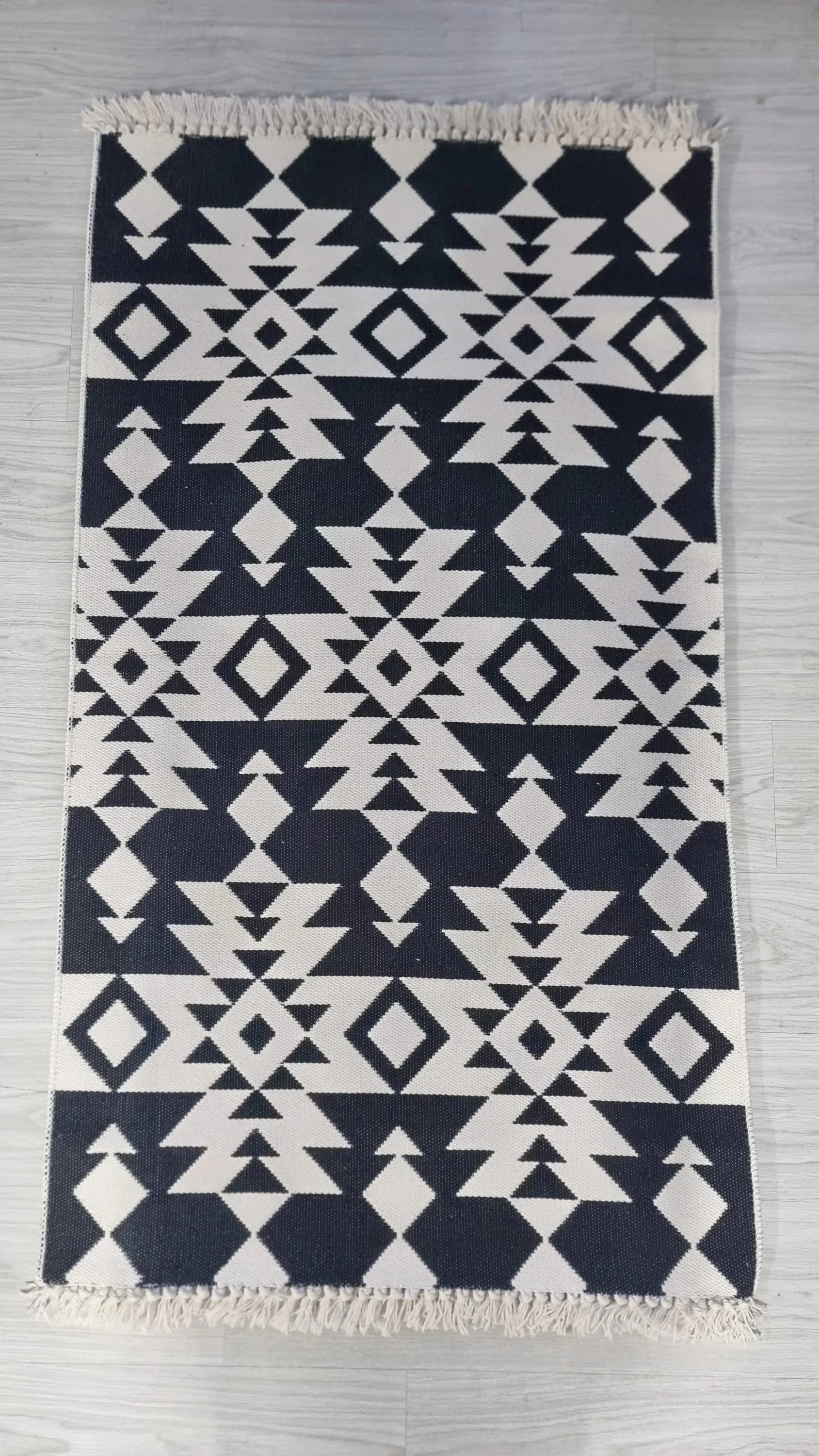 Siyah Beyaz Üçgen Desenli El Dokuması Kilimi - 85x160 cm
