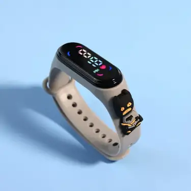 Batman karakter figürlü yeni model su geçirmez renkli ekran çocuk saati