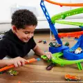Hot Wheels Spiral Çarpışma motorlu uzun yarış seti