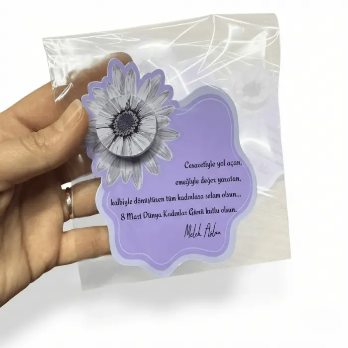 Kişiye Özel 8 Mart Kadınlar Günü Hediyesi - İsim Yazılı Mor Gerbera Kart ve Eyüp Sabri Tuncer El Kremi Seti (Jelatinli Sunum)