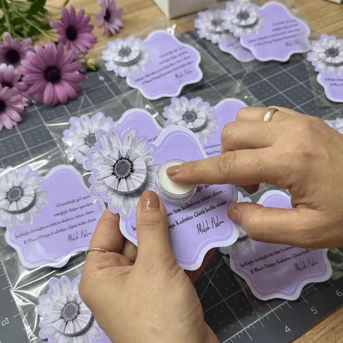 Kişiye Özel 8 Mart Kadınlar Günü Hediyesi - İsim Yazılı Mor Gerbera Kart ve Eyüp Sabri Tuncer El Kremi Seti (Jelatinli Sunum)