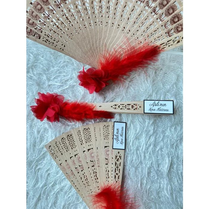 3lü Kına Gecesi Hatıra Yelpazesi – Kırmızı Tüylü & Kişiye Özel Etiketli | 20 cm