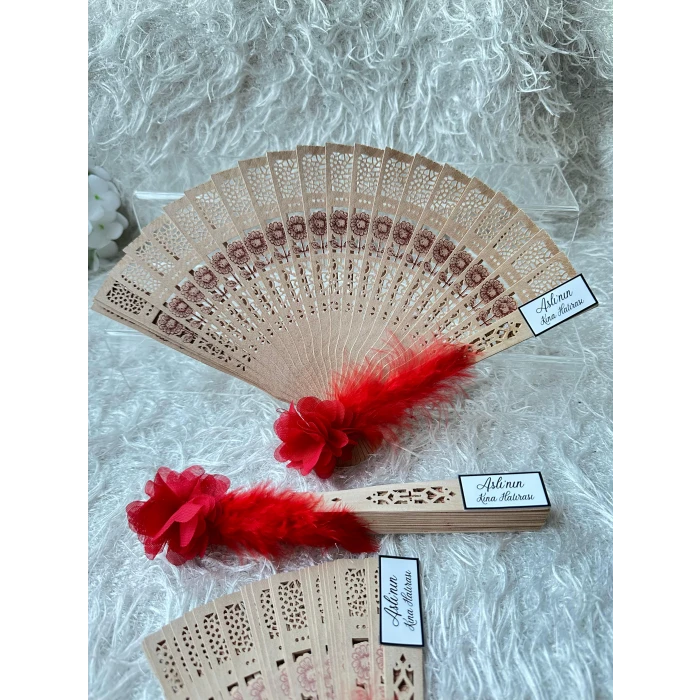 3lü Kına Gecesi Hatıra Yelpazesi – Kırmızı Tüylü & Kişiye Özel Etiketli | 20 cm