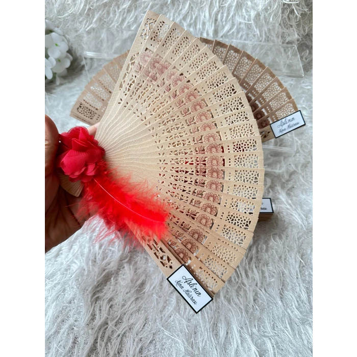 3lü Kına Gecesi Hatıra Yelpazesi – Kırmızı Tüylü & Kişiye Özel Etiketli | 20 cm