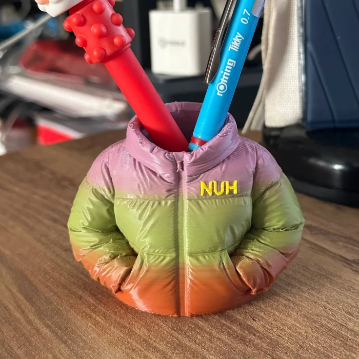 Kişiye Özel İsim Yazılı Şişme Mont Tasarımlı Dekoratif Kalemlik - Sıra Dışı Ofis Hediyesi