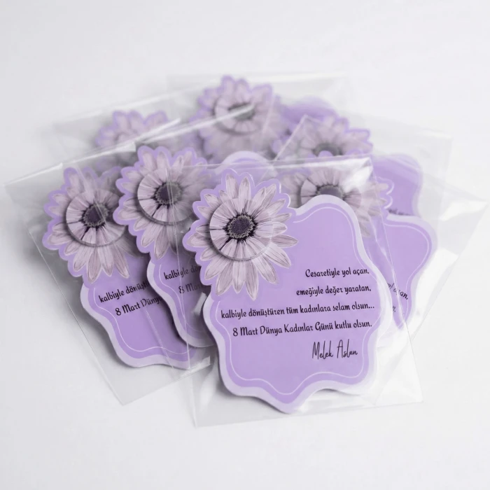 Kişiye Özel 8 Mart Kadınlar Günü Hediyesi - İsim Yazılı Mor Gerbera Kart ve Eyüp Sabri Tuncer El Kremi Seti (Jelatinli Sunum)