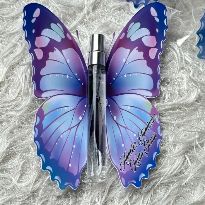 Anneler Günü’ne Özel Zarif Hediye, Kelebek Desenli Kutlama Kartı & Sprey Kalem Şişe Kolonya