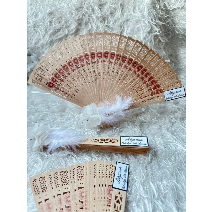 Bride to Be 3lü Hatıra Yelpazesi – Beyaz Çiçekli & Tüylü | Kişiye Özel Etiketli | 20 cm