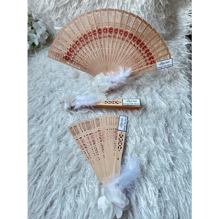 Bride to Be 3lü Hatıra Yelpazesi – Beyaz Çiçekli & Tüylü | Kişiye Özel Etiketli | 20 cm