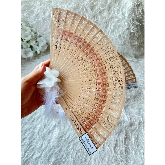 Bride to Be 3lü Hatıra Yelpazesi – Beyaz Çiçekli & Tüylü | Kişiye Özel Etiketli | 20 cm