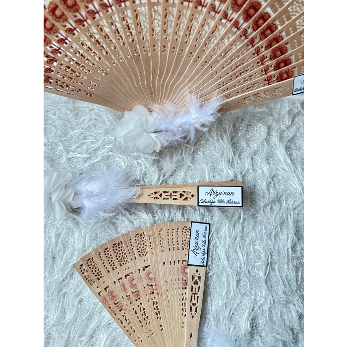 Bride to Be 3lü Hatıra Yelpazesi – Beyaz Çiçekli & Tüylü | Kişiye Özel Etiketli | 20 cm