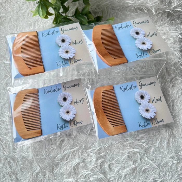 Doğal Ahşap Tarak – Kartlı Özel Kadınlar Günü Hediyesi
