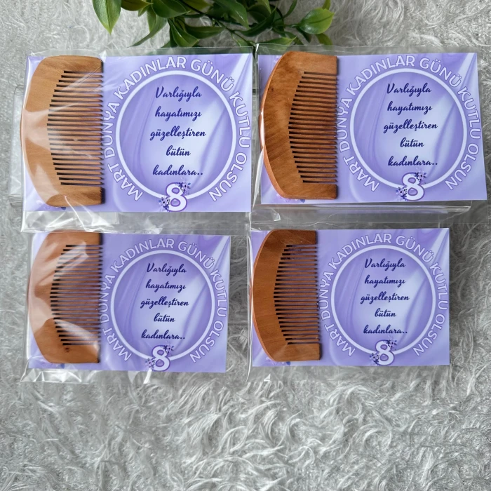 Doğal Ahşap Tarak – Kartlı Özel Kadınlar Günü Hediyesi