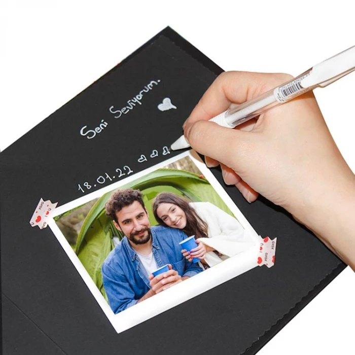 Her Şey Seninle Güzel Anı Defteri – 20x20 cm Siyah Sayfalı Romantik Hatıra Defteri