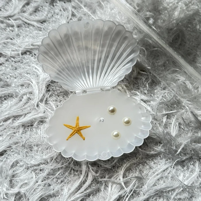 İstiridye Kutuda Mum Hediyelik – Kişiye Özel Etiketli, İnci & Deniz Yıldızı Süslemeli