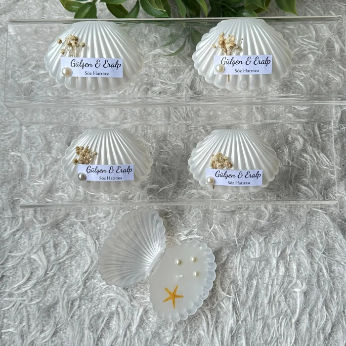 İstiridye Kutuda Mum Hediyelik – Kişiye Özel Etiketli, İnci & Deniz Yıldızı Süslemeli