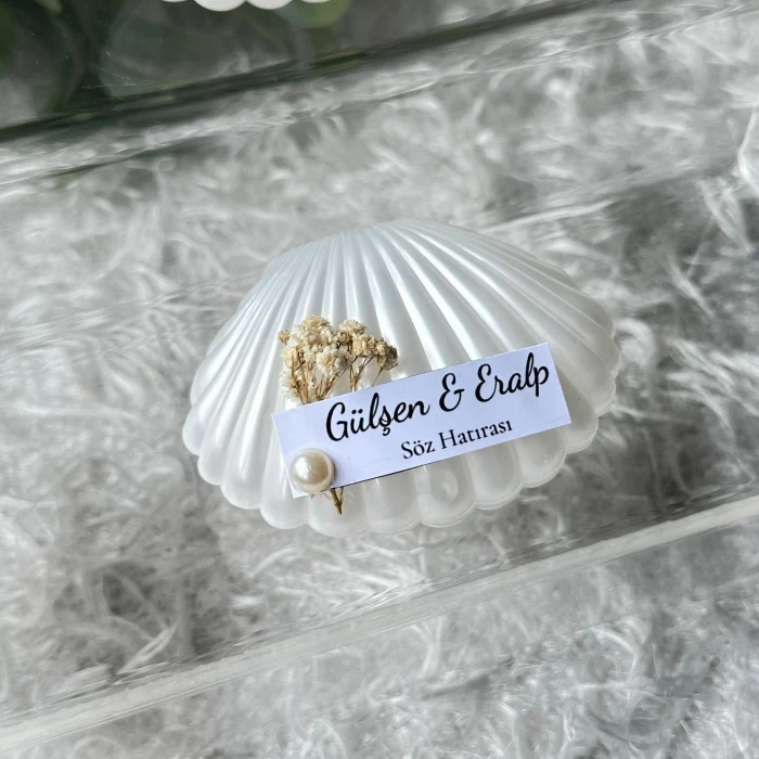 İstiridye Kutuda Mum Hediyelik – Kişiye Özel Etiketli, İnci & Deniz Yıldızı Süslemeli
