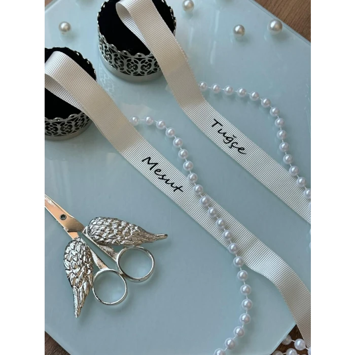 Kişiye Özel Beyaz Grogren Söz Kurdelesi – Sade & İncili & İsim Baskılı Kurdele