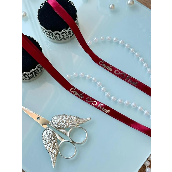 Kişiye Özel Bordo Saten Söz Kurdelesi – Sade & İncili & İsim Baskılı Kurdele