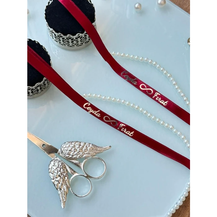Kişiye Özel Bordo Saten Söz Kurdelesi – Sade & İncili & İsim Baskılı Kurdele