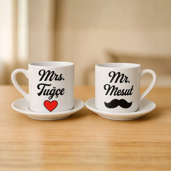 Kişiye Özel Çift Kahve Fincanı Seti – İsim Baskılı Porselen Fincan & Tabak – Hediye Kutulu 2’li Set