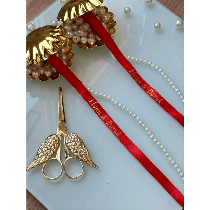 Kişiye Özel Kırmızı Saten Söz Kurdelesi – Sade & İncili & İsim Baskılı Kurdele