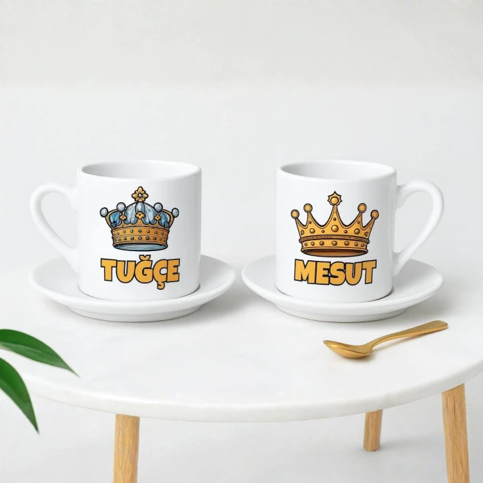 Kişiye Özel Kral & Kraliçe Kahve Fincanı Seti – İsim Baskılı Porselen 2’li Set – Hediye Kutulu