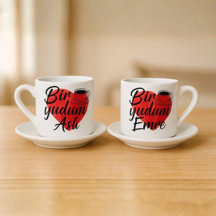 Kişiye Özel “Bir Yudum Aşk” Kahve Fincanı Seti – İsim Baskılı Porselen 2’li Set – Romantik Sevgili Hediyesi