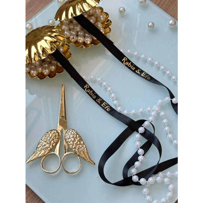 Kişiye Özel Siyah Saten Söz Kurdelesi – Sade & İncili & İsim Baskılı Kurdele