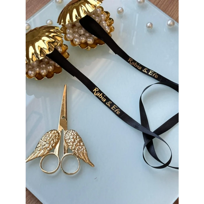 Kişiye Özel Siyah Saten Söz Kurdelesi – Sade & İncili & İsim Baskılı Kurdele