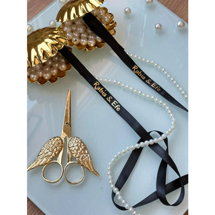 Kişiye Özel Siyah Saten Söz Kurdelesi – Sade & İncili & İsim Baskılı Kurdele