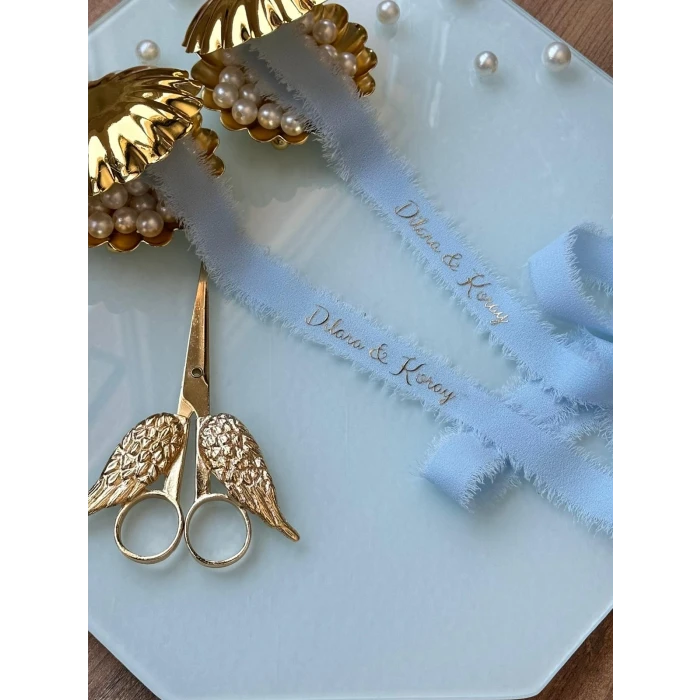 Kişiye Özel Söz Kurdelesi – Sade & İncili & İsim Baskılı Bebek Mavisi Krep Kumaş Kurdele