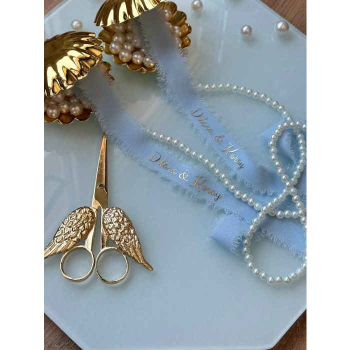 Kişiye Özel Söz Kurdelesi – Sade & İncili & İsim Baskılı Bebek Mavisi Krep Kumaş Kurdele