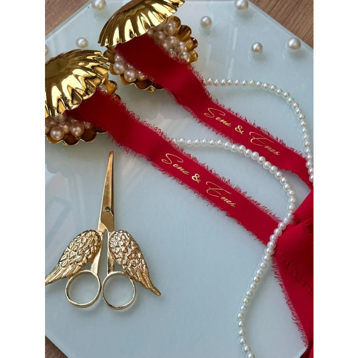 Kişiye Özel Söz Kurdelesi – Sade & İncili & İsim Baskılı Kırmızı Krep Kumaş Kurdele