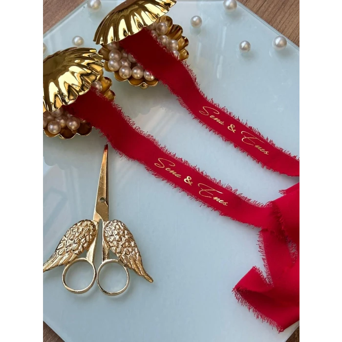 Kişiye Özel Söz Kurdelesi – Sade & İncili & İsim Baskılı Kırmızı Krep Kumaş Kurdele