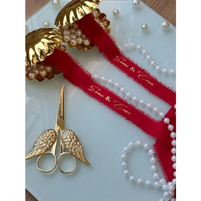 Kişiye Özel Söz Kurdelesi – Sade & İncili & İsim Baskılı Kırmızı Krep Kumaş Kurdele