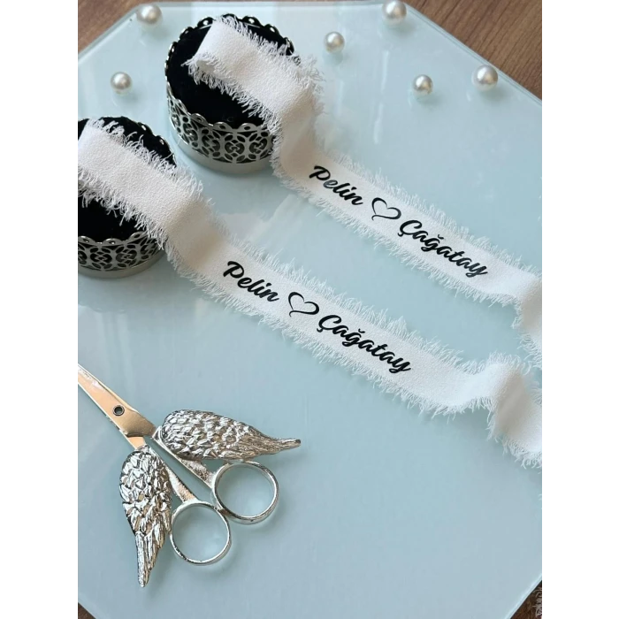 Kişiye Özel Söz Kurdelesi – Sade & İncili & İsim Baskılı Krep Kumaş Kurdele