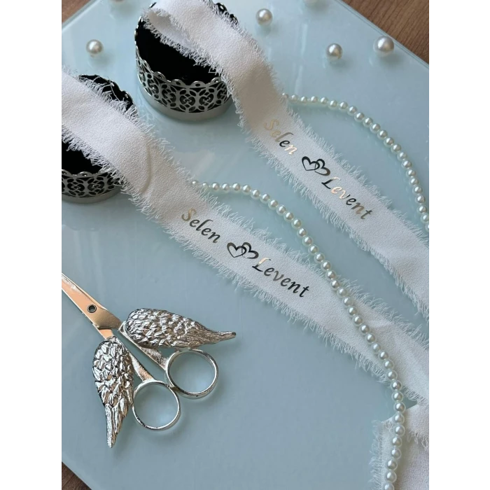 Kişiye Özel Söz Kurdelesi – Sade & İncili & İsim Baskılı Krep Kumaş Kurdele