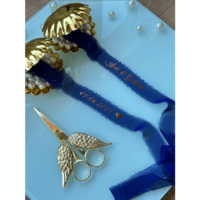 Kişiye Özel Söz Kurdelesi – Sade & İncili & İsim Baskılı Lacivert İpek Kumaş Kurdele