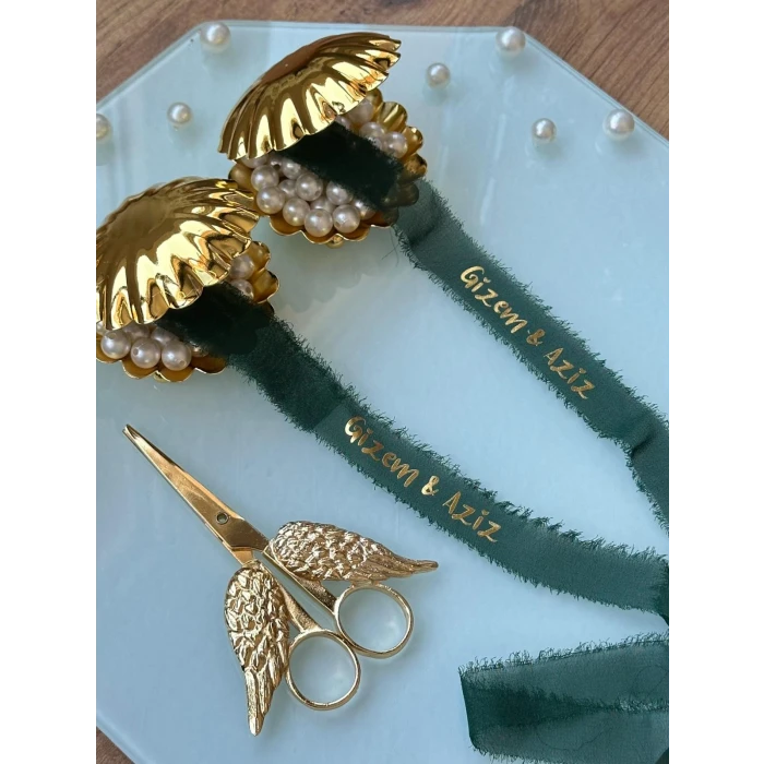 Kişiye Özel Söz Kurdelesi – Sade & İncili & İsim Baskılı Zümrüt Yeşili İpek Kumaş Kurdele